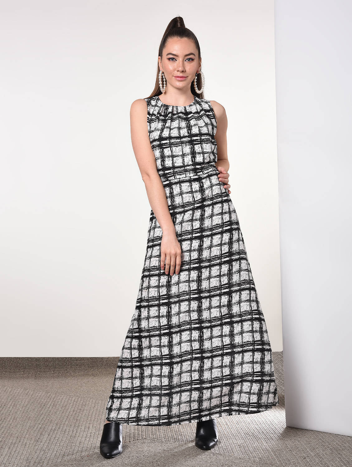 Round neck checkered maxi dress